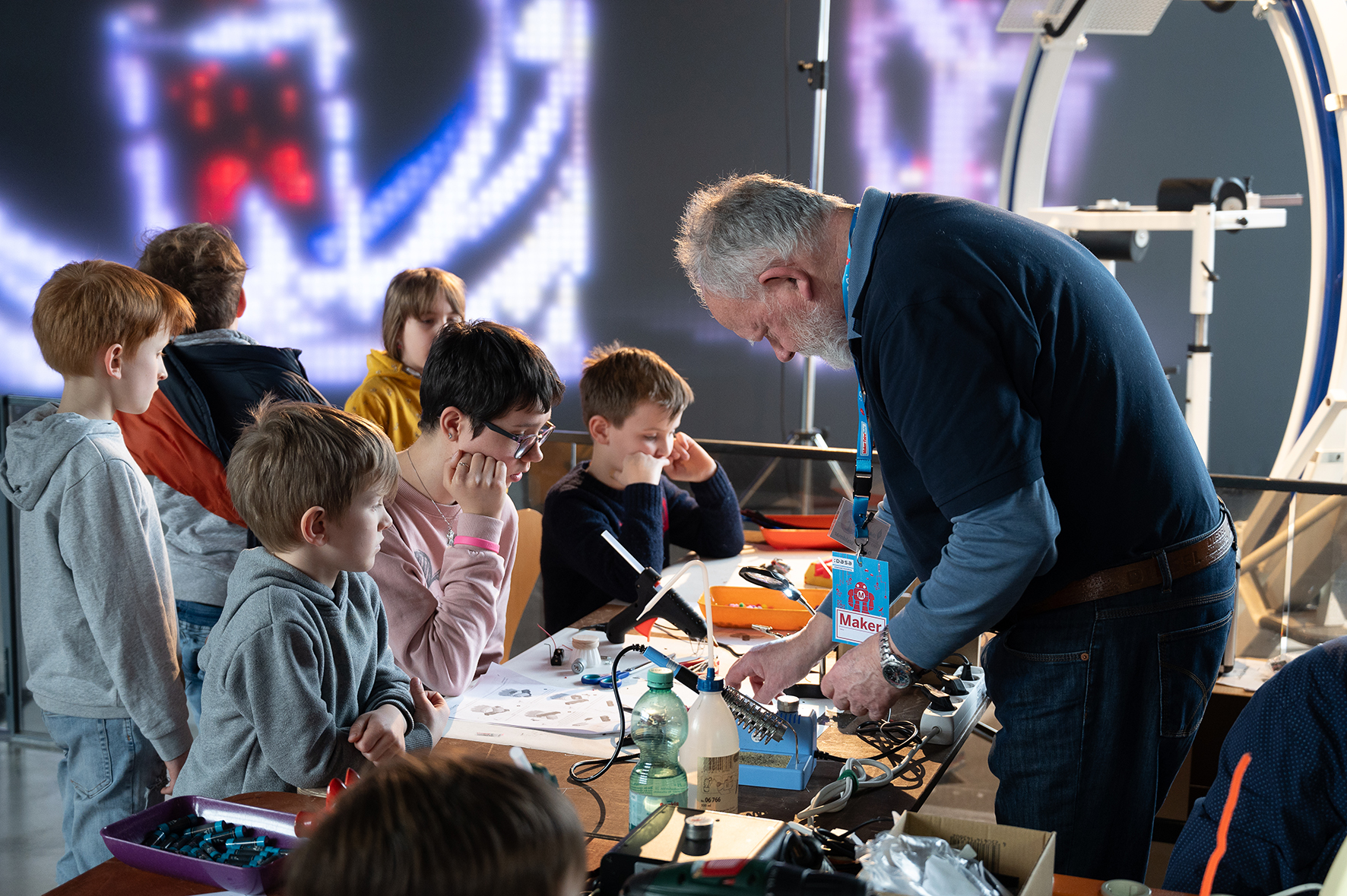 Amateurfunker zeigen ihren Stand auf der Maker Faire Ruhr in der DASA