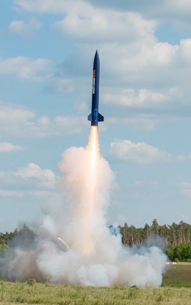 Ein Raketenmodell beim Abheben