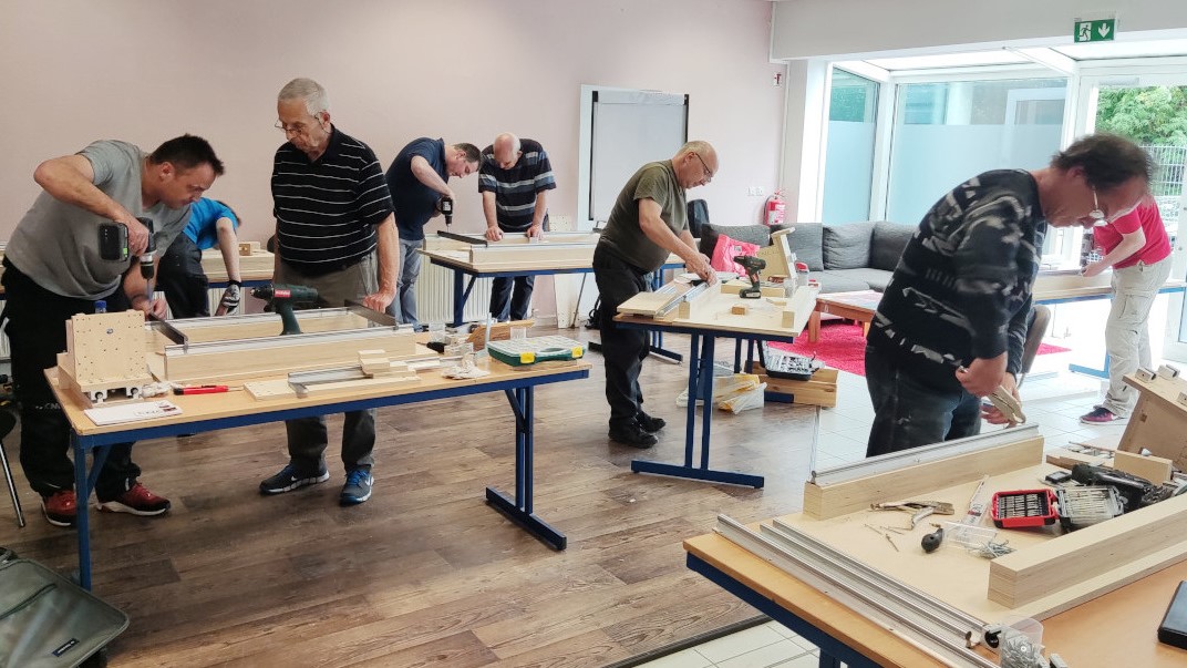 Menschen bei einem Workshop mit der CNC14 Fräse